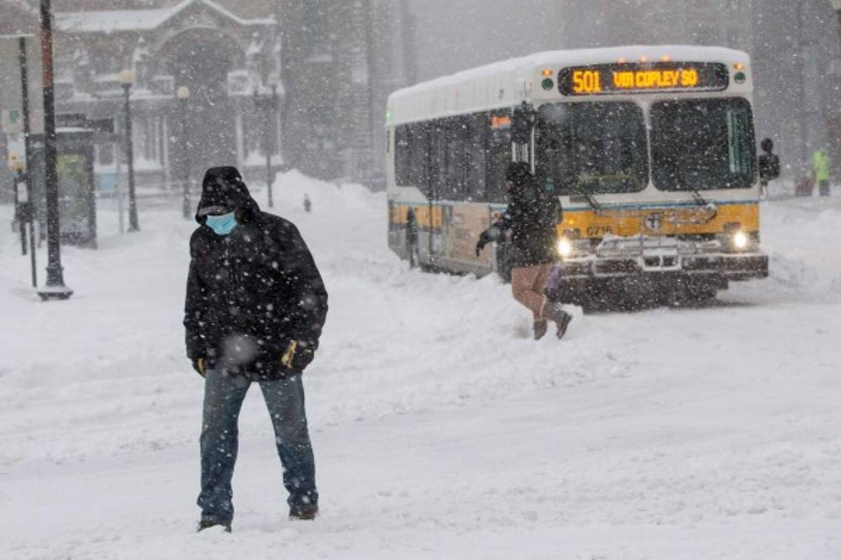 Al menos tres personas murieron en accidentes de carretera por las fuertes nevadas, informaron medios locales.