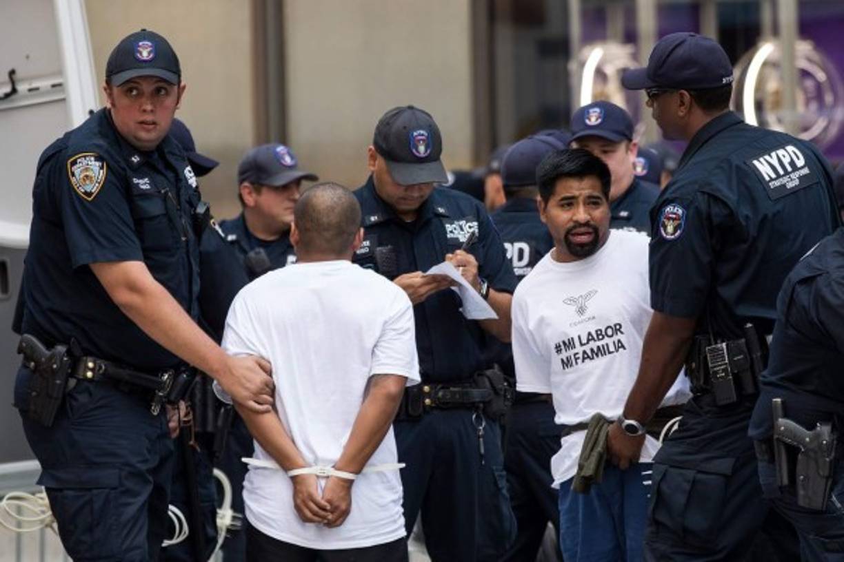 'Aquí estamos y no nos vamos', fue una de las consignas de los cientos de manifestantes que se congregaron frente a la icónica Torre del mandatario.