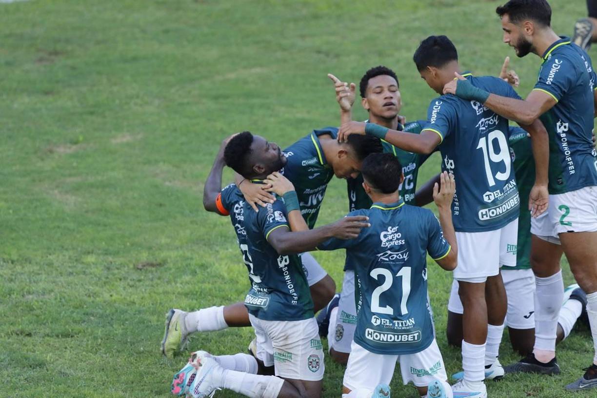 La celebración de los jugadores del Marathón tras los goles de Clayvin Zúniga para la remontada contra la Real Sociedad en el estadio Yankel Rosenthal.