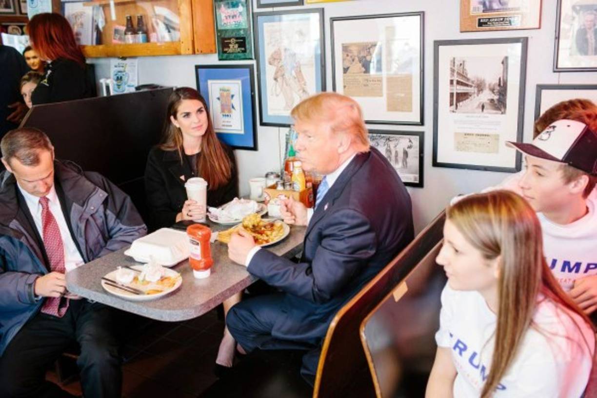 Mientras el caos reinaba en la Casa Blanca, Hicks se mantuvo al margen, firme al lado de Trump e impasible ante las constantes dimisiones, una actitud que hizo que el diario Político describiera a la asesora como unas de las pocas personas 'intocables' en el círculo cercano de Trump.