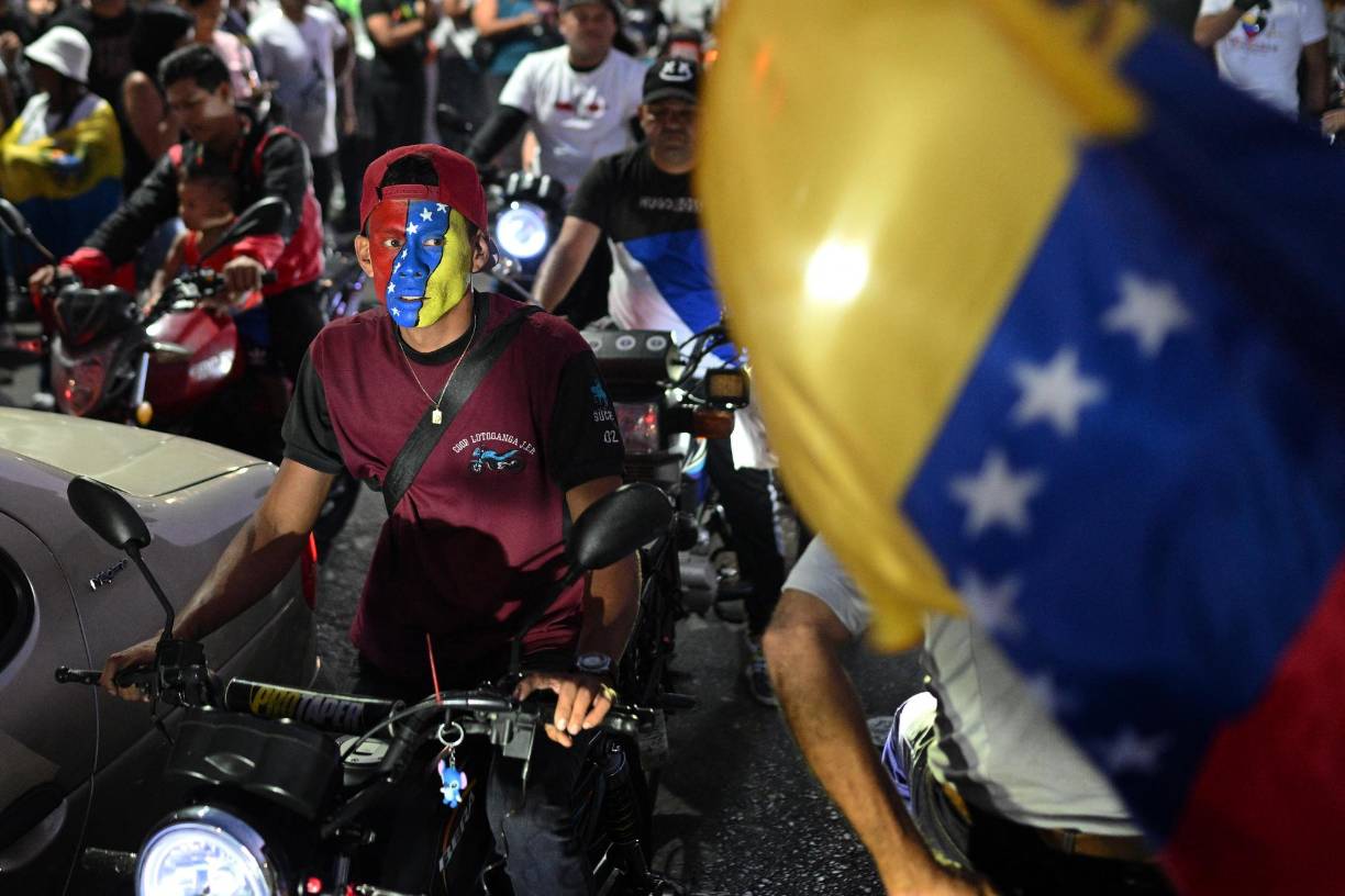 Miles de personas han salido a las calles de Caracas a la espera de los resultados electorales.
