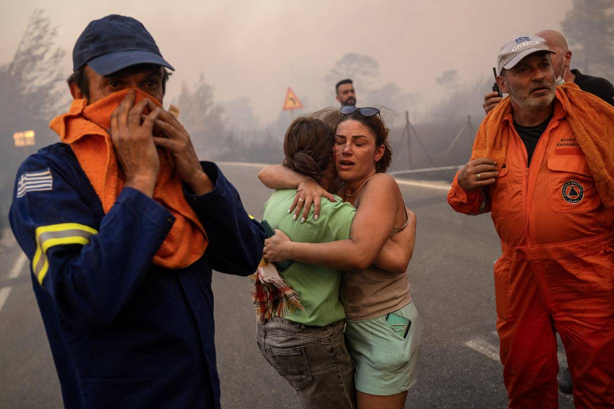 Los bomberos han centrado hoy sus esfuerzos tanto en esta zona como en las localidades de Nea Penteli y Paliá Penteli, donde también ardieron residencias, negocios y una escuela.