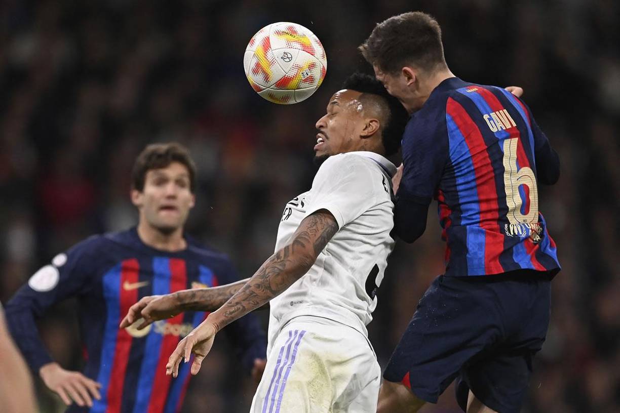 Gavi salta más que Éder Militao para ganarle el balón de cabeza.