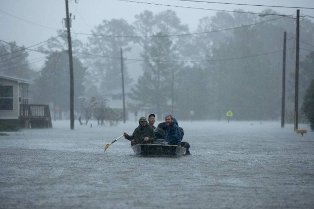 Las autoridades estadounidenses rescataron en las últimas horas a cientos de personas que se habían quedado atrapadas por el agua que deja la depresión tropical Florence en Las Carolinas, en la costa sureste del país.