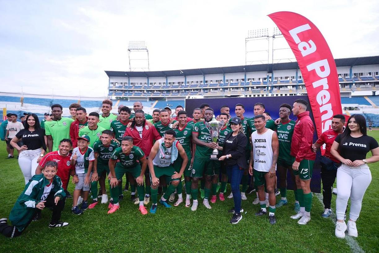Los jugadores del Marathón recibieron el trofeo de la Copa LA PRENSA tras ganar al Victoria.