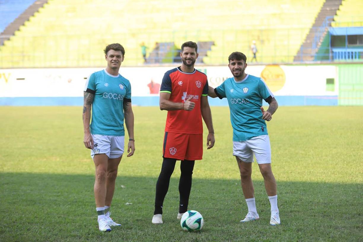 (De izquierda a derecha) Santiago Molina, Matías Quinteros y Agustín Auzmendi, los tres argentinos y extranjeros que buscan la gloria en el Olancho FC.