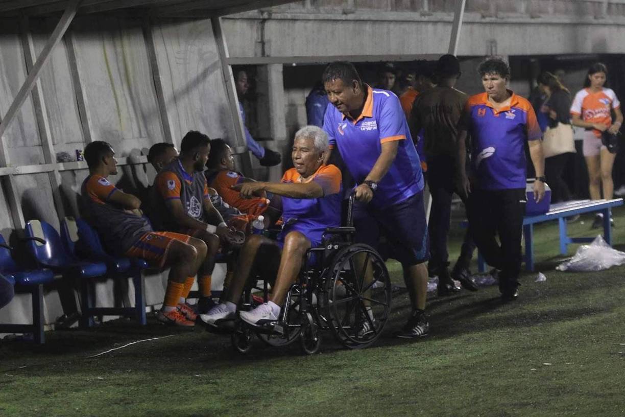 Héctor Castellón, quien está superando una enfermedad que lo tiene postrado en silla de ruedas, llegando al banquillo de la UPN: