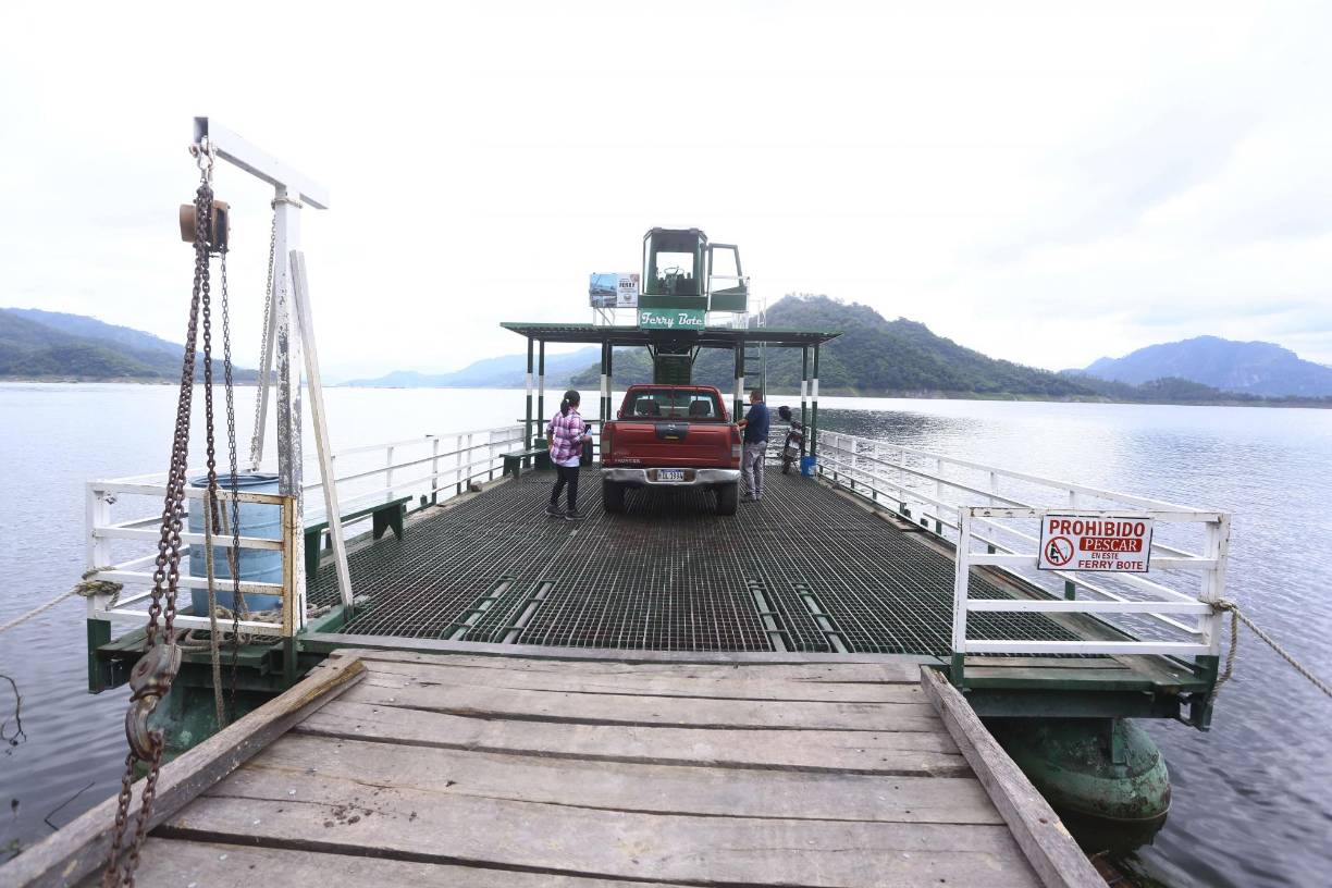 El equipo de LA PRENSA cruzó con todo y vehículo por la balsa. Es una experiencia gratificante porque se aprecian hermosos paisajes y vistas a ras de embalse o desde las alturas al internarse a las montañas del sur de Cortés y del norte de Comayagua. Desde el lado de La Libertad es posible apreciar desde las alturas, varios puntos del embalse. Un espectáculo que todos los hondureños deberían ver en algún momento de sus vidas. 