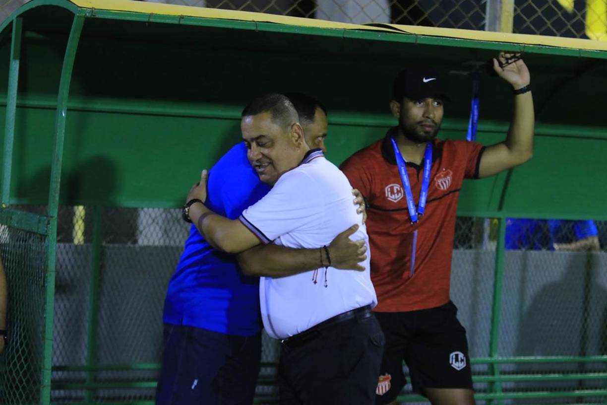 Jhon Jairo López y Raúl Cáceres se saludan antes del inicio del partido en el estadio Humberto Micheletti.