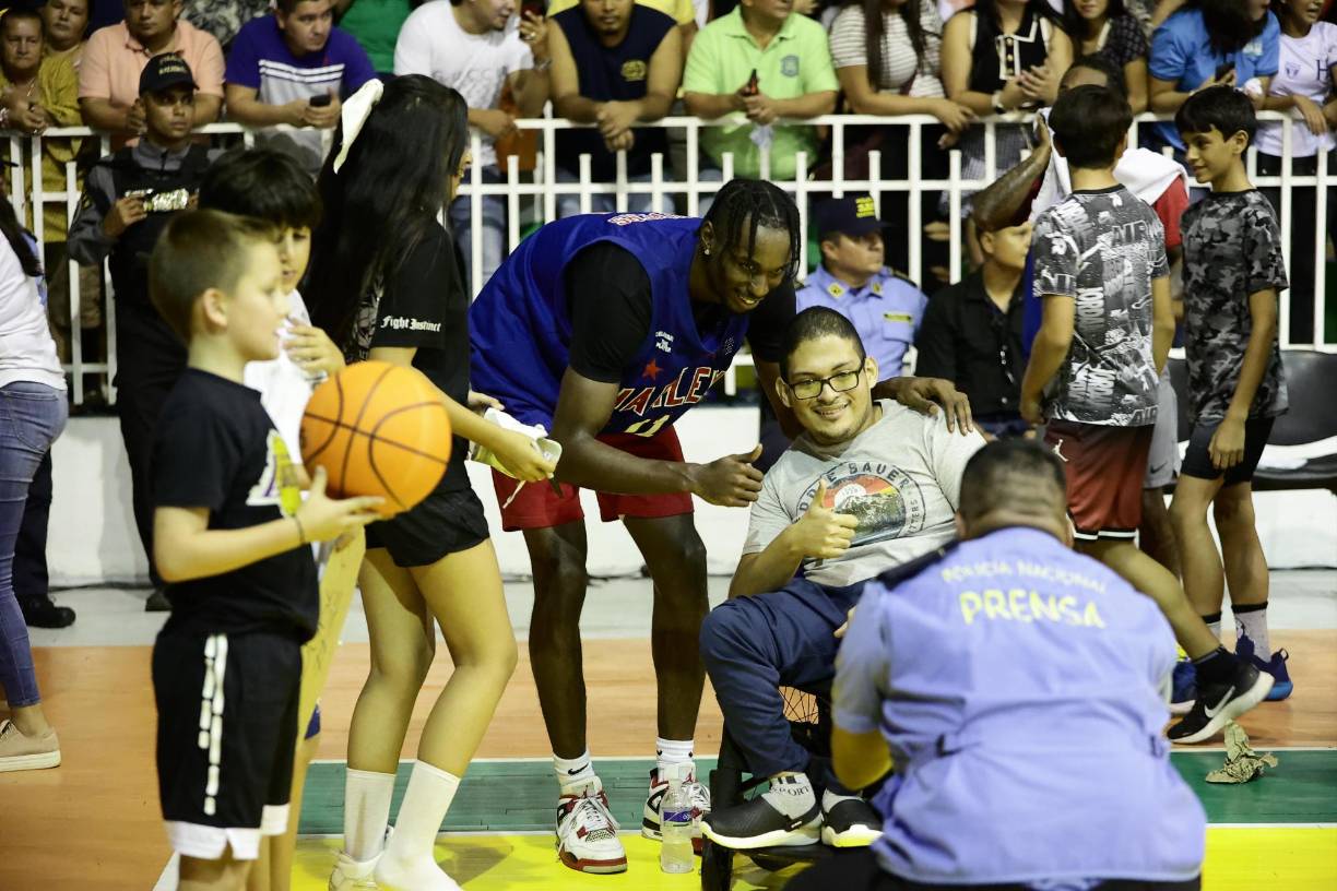 Los Harlem Globetrotters llegaron el domingo y el lunes los amantes del baloncesto gozaron de un gran espectáculo.