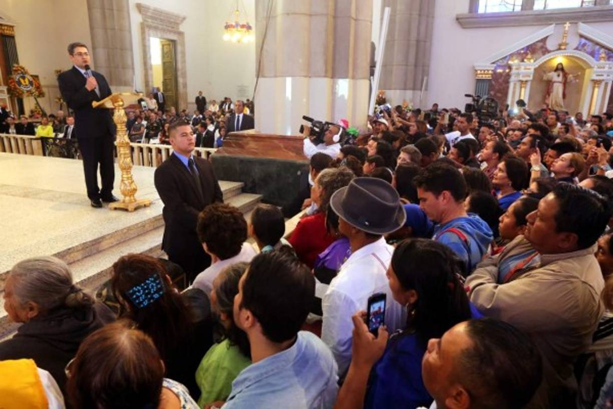 El presidente Juan Orlando Hernández se dirige a los asistentes a la misa.
