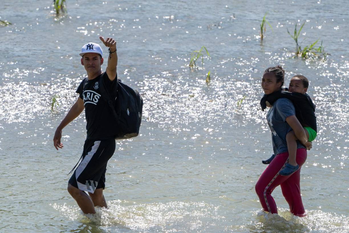 Abbott acusa permanentemente al presidente Joe Biden de permitir el ingreso irregular de miles de migrantes al territorio y desatar una crisis. Ya ha dicho que tomará medidas al respecto.