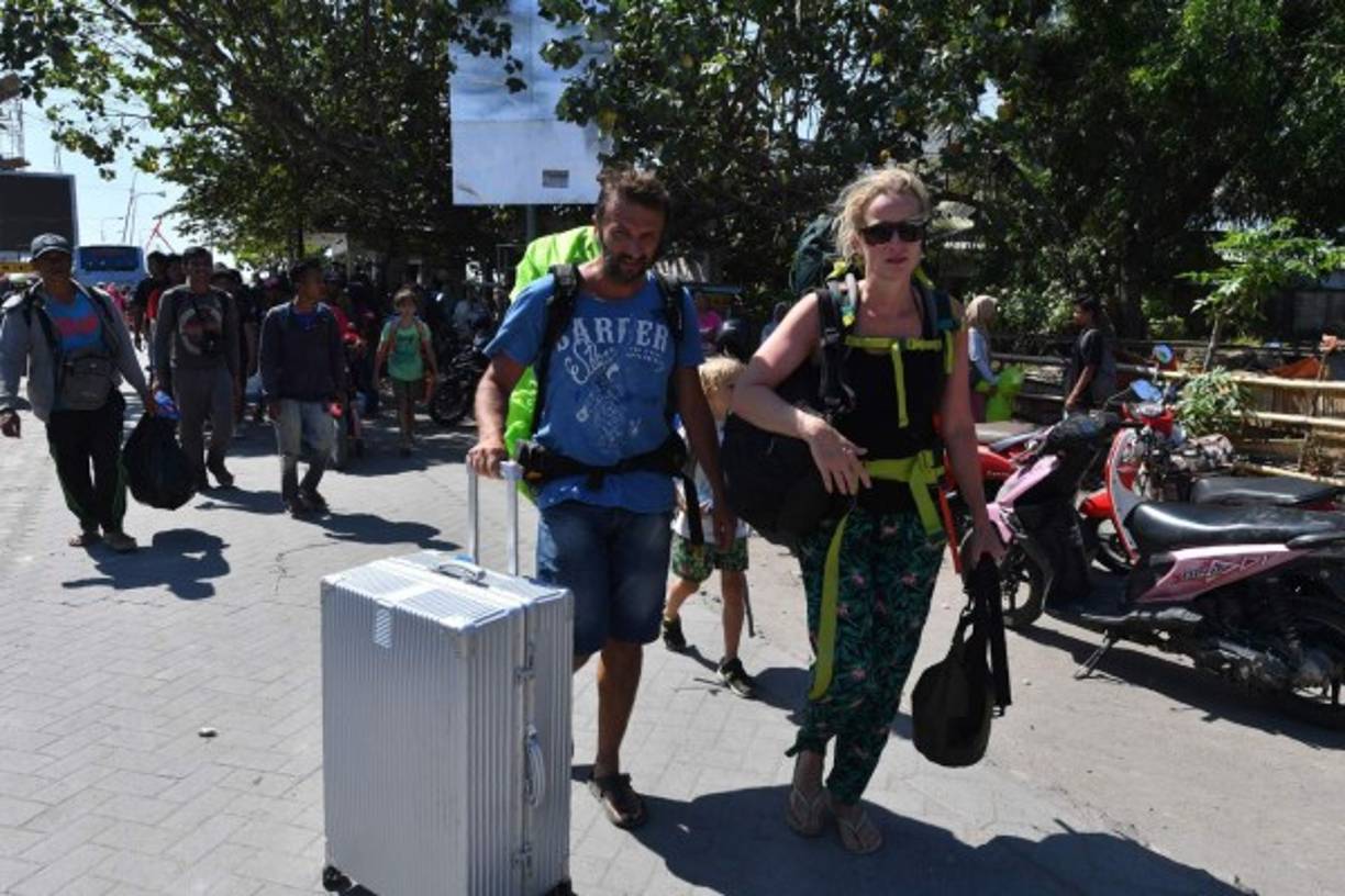 En Bali, la isla más turística de este archipiélago del sureste Asiático, el sismo causó daños en varias infraestructuras, provocando que miles de turistas hicieran sus maletas y pusieran fin a sus vacaciones.