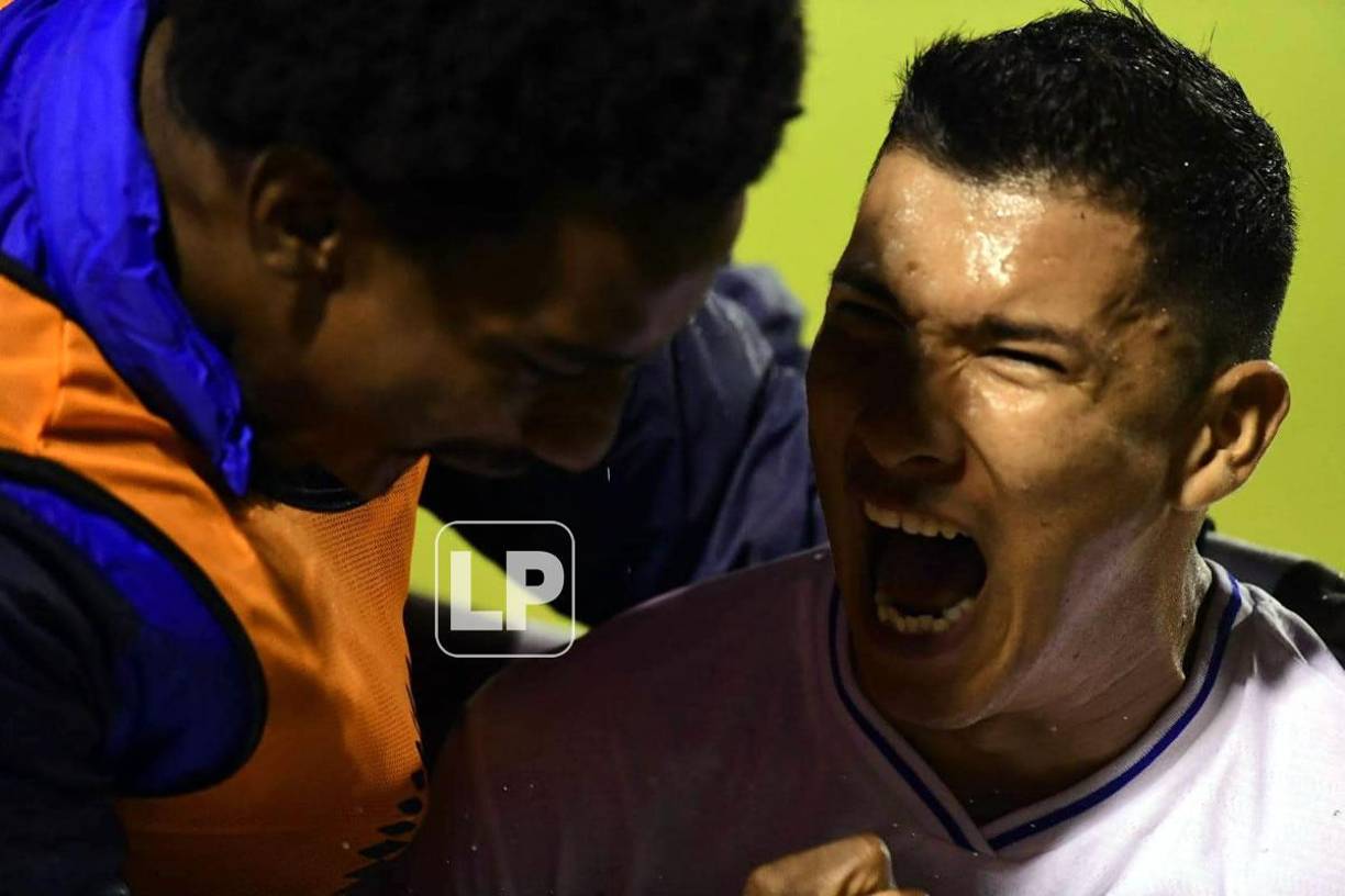 Kevin López gritando su gol junto con Bryan Róchez.