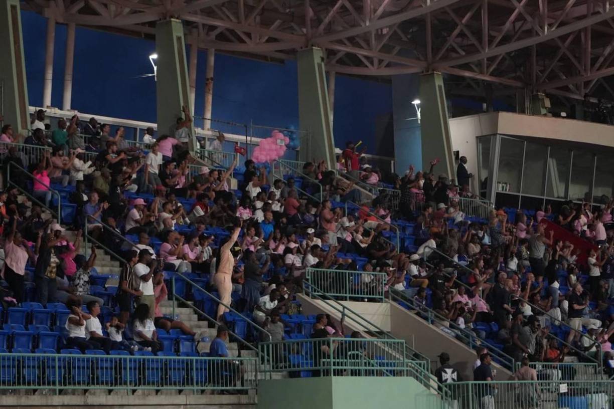 La afición local celebró el tanto de su selección con mucha alegría.