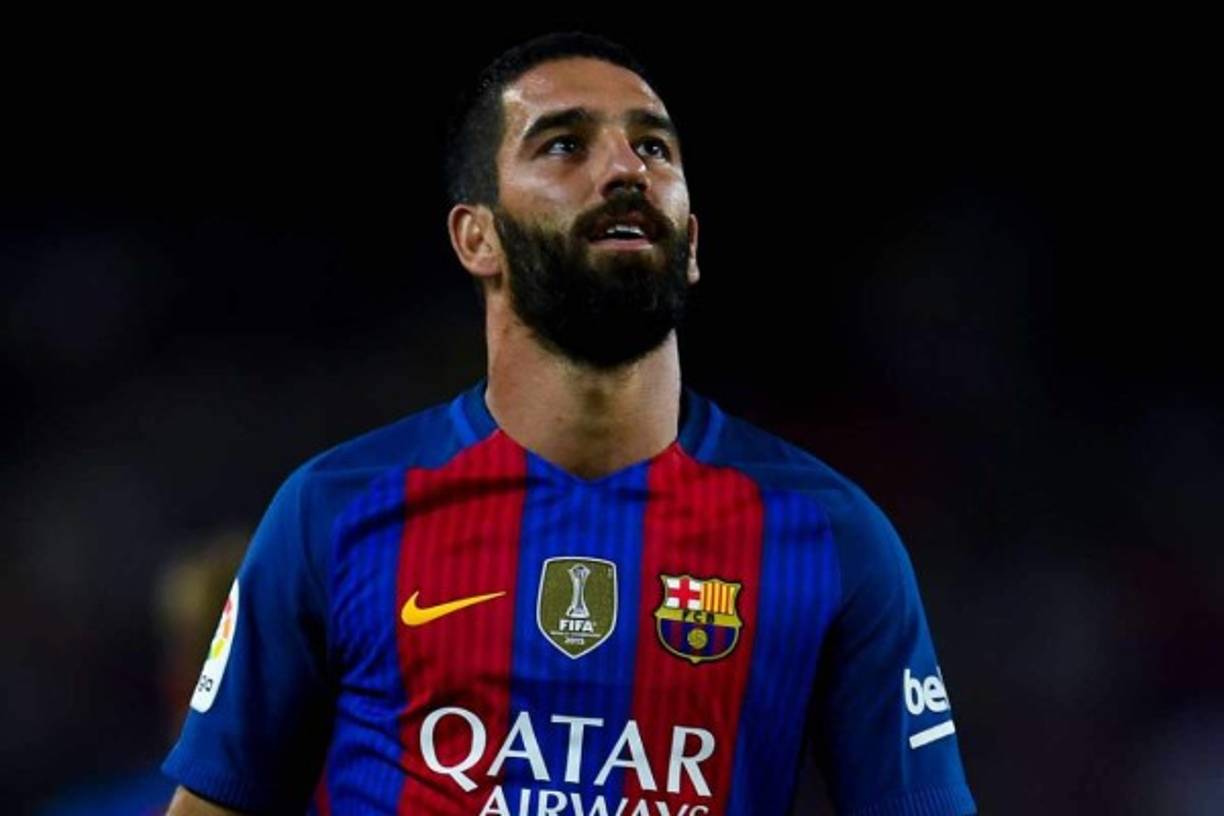 El FC Barcelona está harto de Arda Turan. Desde el club azulgrana consideran que el jugador sabe perfectamente que no se cuenta con él de cara a esta temporada y que, sin embargo, no está haciendo lo suficiente para salir. Como medida de presión, el club medita dejarle sin ficha ni dorsal. Tal y como desvela el diario ‘Sport’, el jugador ha contado estos últimos meses con muy buenas propuestas, -del fútbol chino y turco, por ejemplo-, y ha decidido quedarse en la Ciudad Condal, por lo que su situación es la más preocupante de la carpeta de salidas. El Barça, a su vez, no aceptará nada que no sea un traspaso.