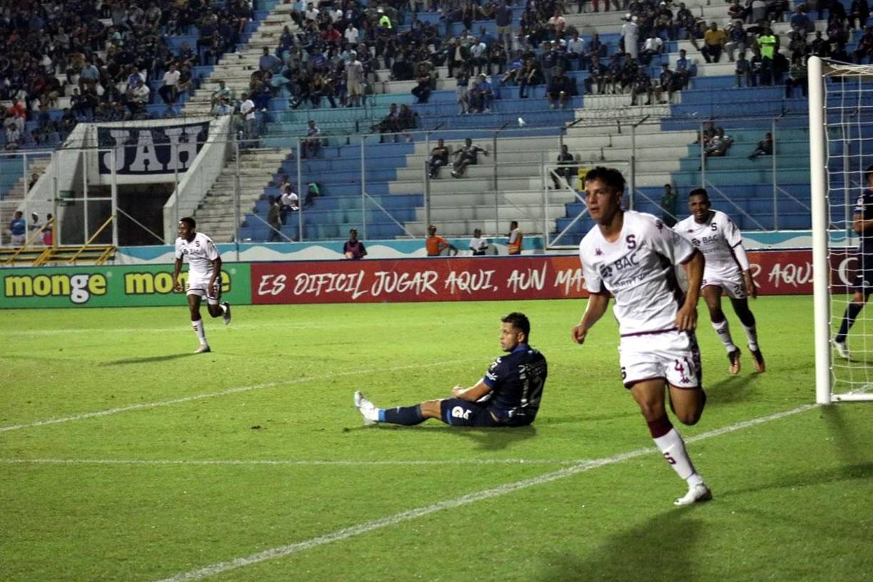 Saprissa se volvió a adelantar con el gol de Warren Madrigal. Le ganó en el salto a Marcelo Santos y anotó de cabeza.