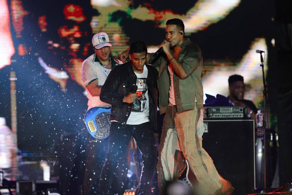 Otro momento icónico fue cuando subió a un joven llamado Iván a cantar “Ella y yo”, mientras Romeo hacía su parte, el catracho interpretaba la parte de Don Omar y lo hizo muy bien. 