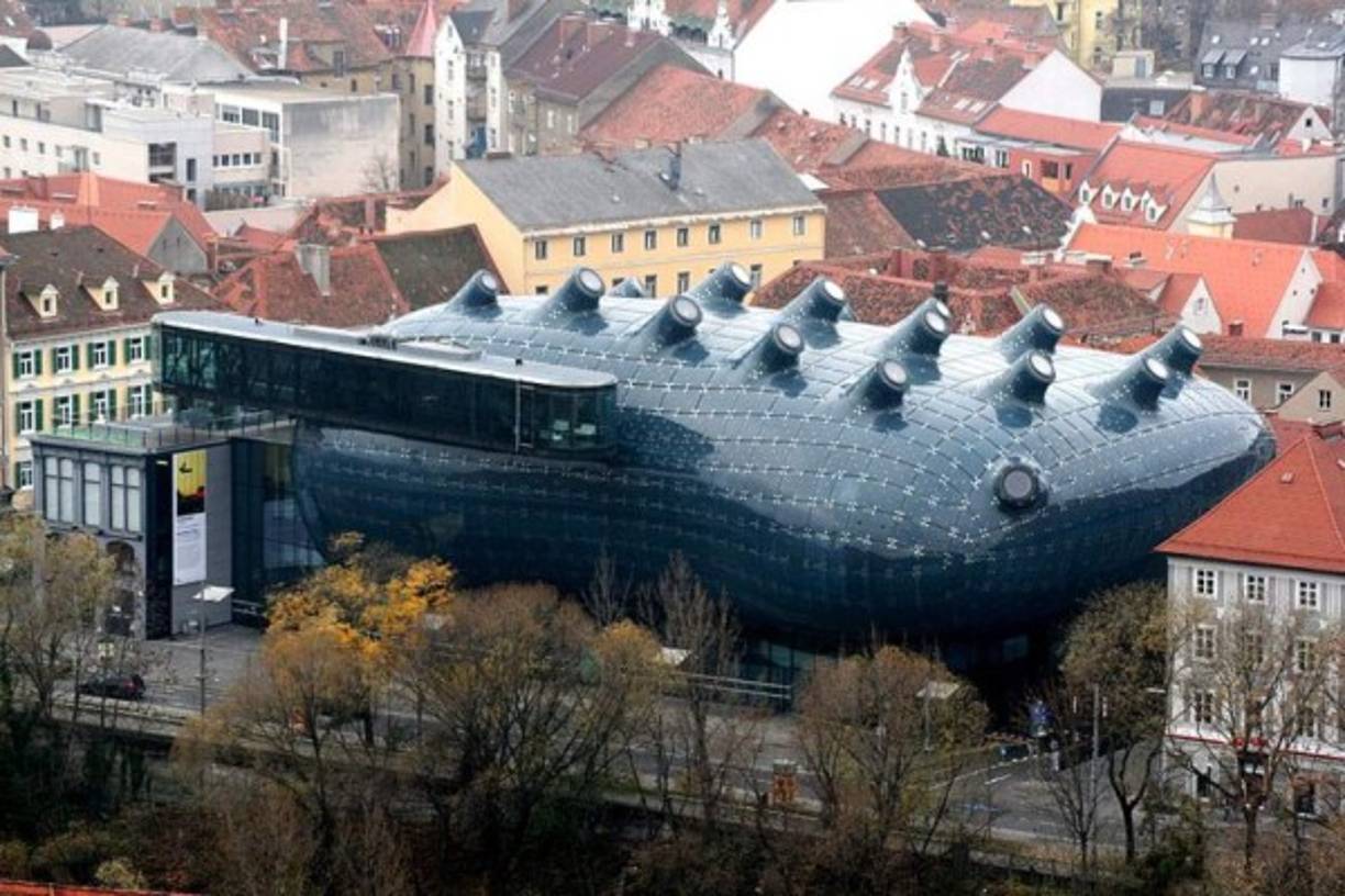 Graz-art-museum se halla en Austria, a orillas de río Mur. Fue construido en 2003 por Peter Cook y Colin Fournier. La peculiaridad de este edificio consiste en su estructura que parece ser una gigantesca burbuja con varios tubos que sobresalen, los cuales son ventanas y le da al museo el aspecto de un objeto sacado de una película de ciencia ficción.<br/>Fuente y foto:destinoinfinito.com