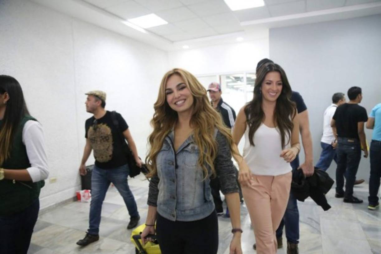 La senadora de la República Deportiva, Carolina Macallister con la periodista hondureña Maity Interiano a su llegada a la terminal aérea.