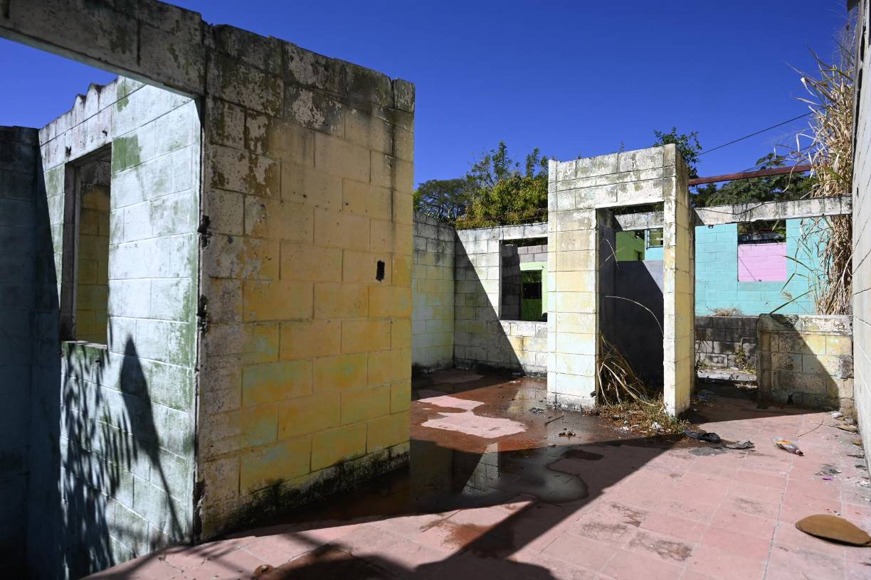 Al vecindario ni siquiera podían ingresar los camiones municipales de limpieza ni las motos de repartidores de comida, y muchos hogares tenían conexiones ilegales de electricidad o televisión por cable.