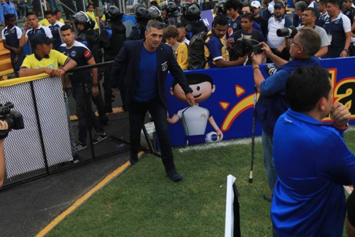 Diego Vázquez logró avanzar del sector que conduce a los camerinos.