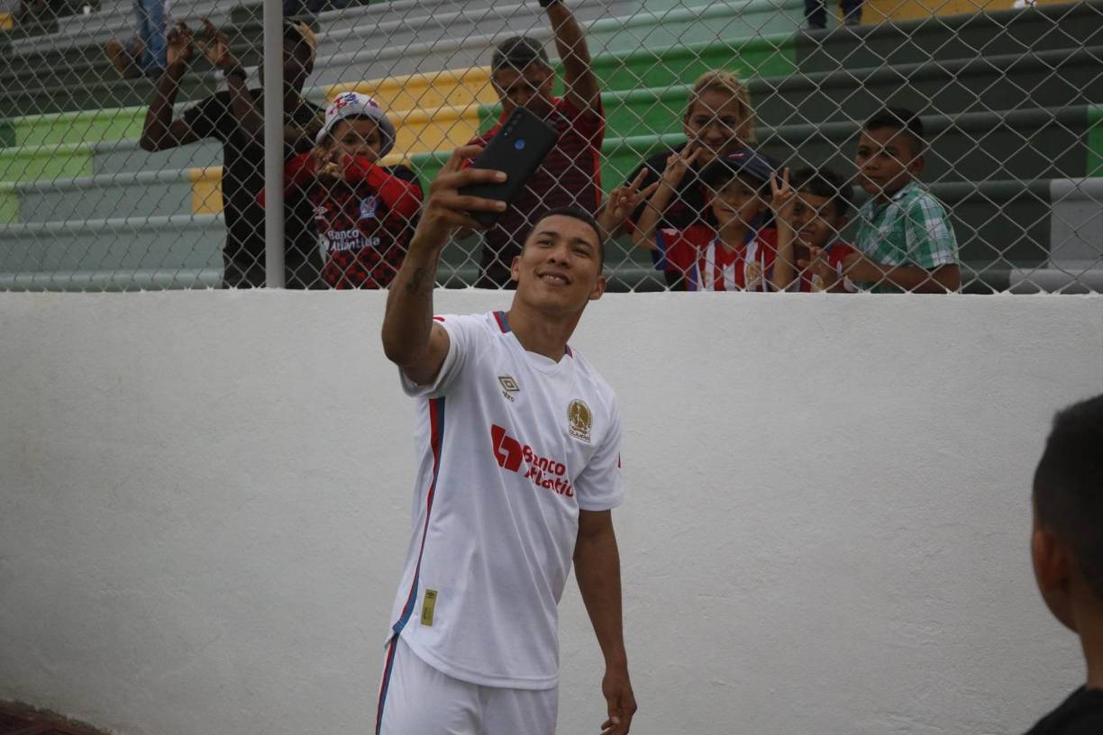 Kevin López se tomó varias selfies con los aficionados del Olimpia que llegaron al estadio Carlos Miranda de Comayagua.