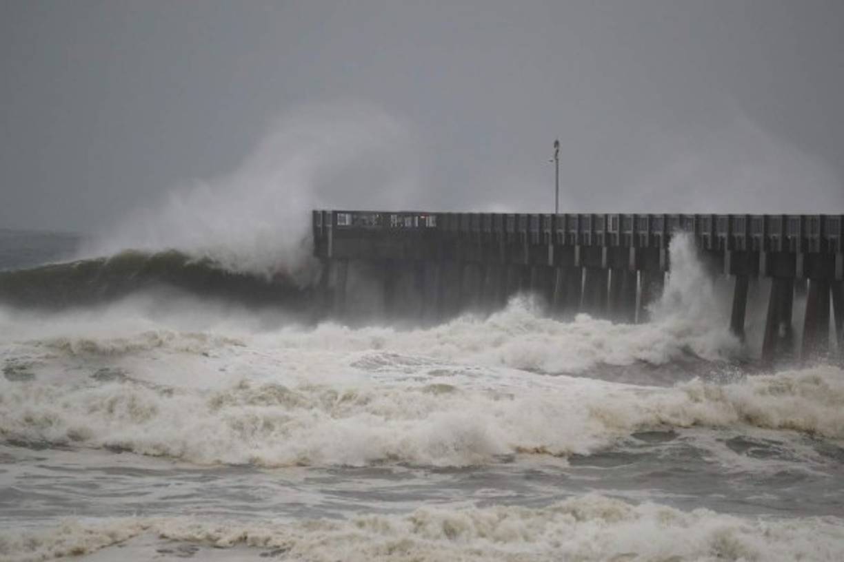 PANAMA CITY BEACH, FL - OCTOBER 10: Waves crash along a pier as the outerbands of hurricane Michael arrive on October 10, 2018 in Panama City Beach, Florida. The hurricane is forecast to hit the Florida Panhandle at a possible category 4 storm. Joe Raedle/Getty Images/AFP