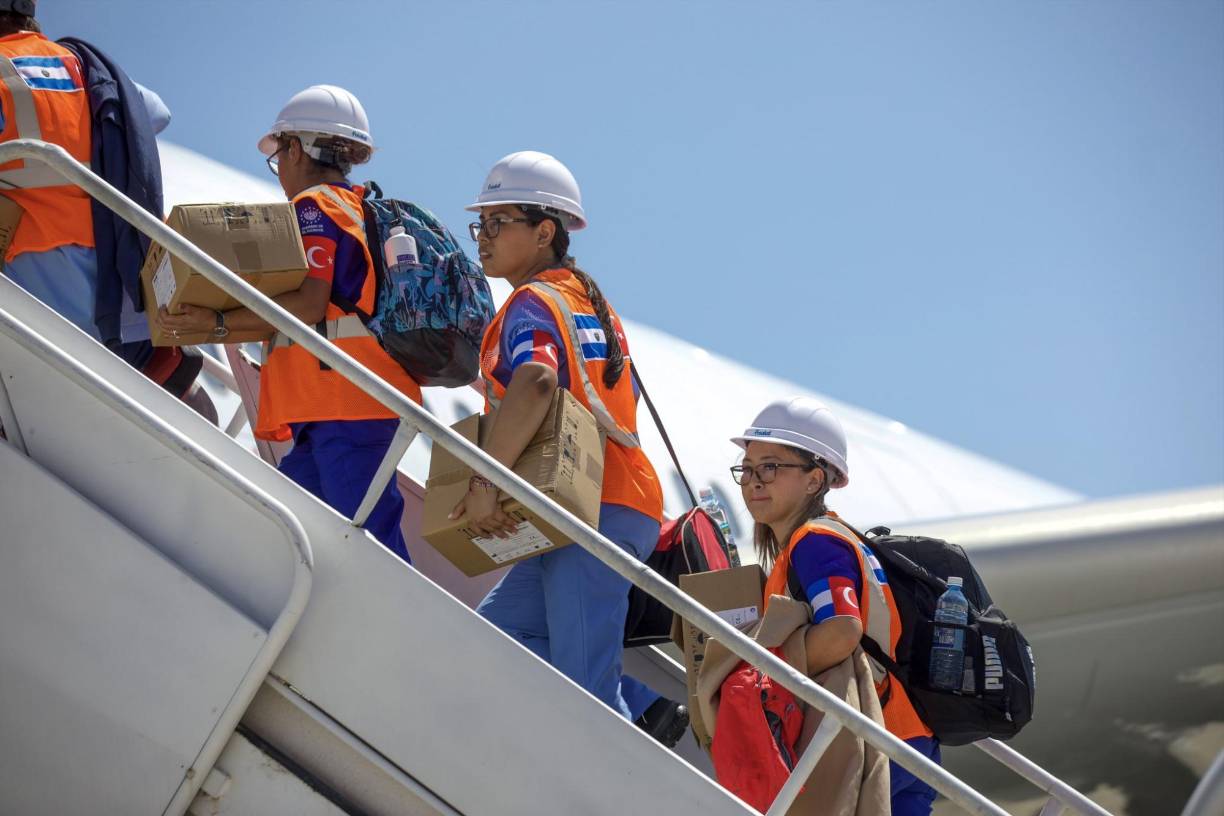 Parte del equipo médico de El Salvador que viaja a Turquía.
