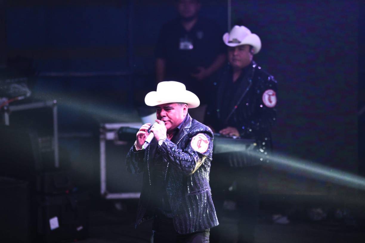 Sampedranos cantan y bailan al ritmo de El Trono de México