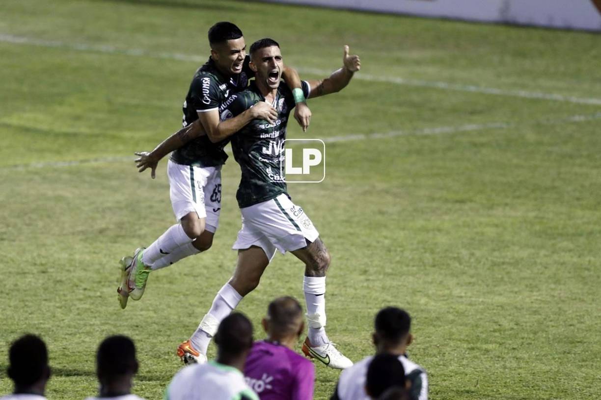 Isaac Castillo se tiró encima de Lucas Campana celebrando el 2-0 del Marathón.
