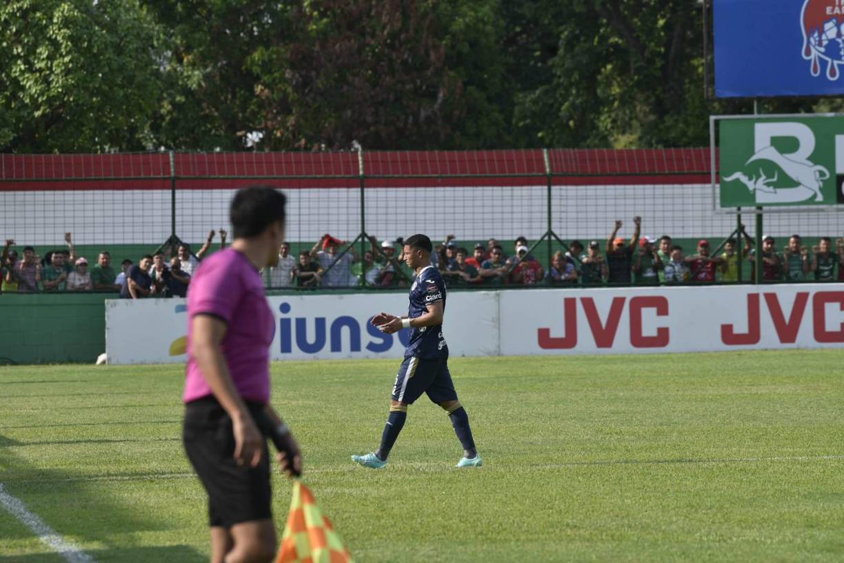 Debido a la tarjeta amarilla y por jugar como centrocampista de contención, Ninrod Medina no quiso arriesgar y decidió sacar a Héctor Castellanos cuando apenas se jugaba el minuto 14 del primer tiempo.