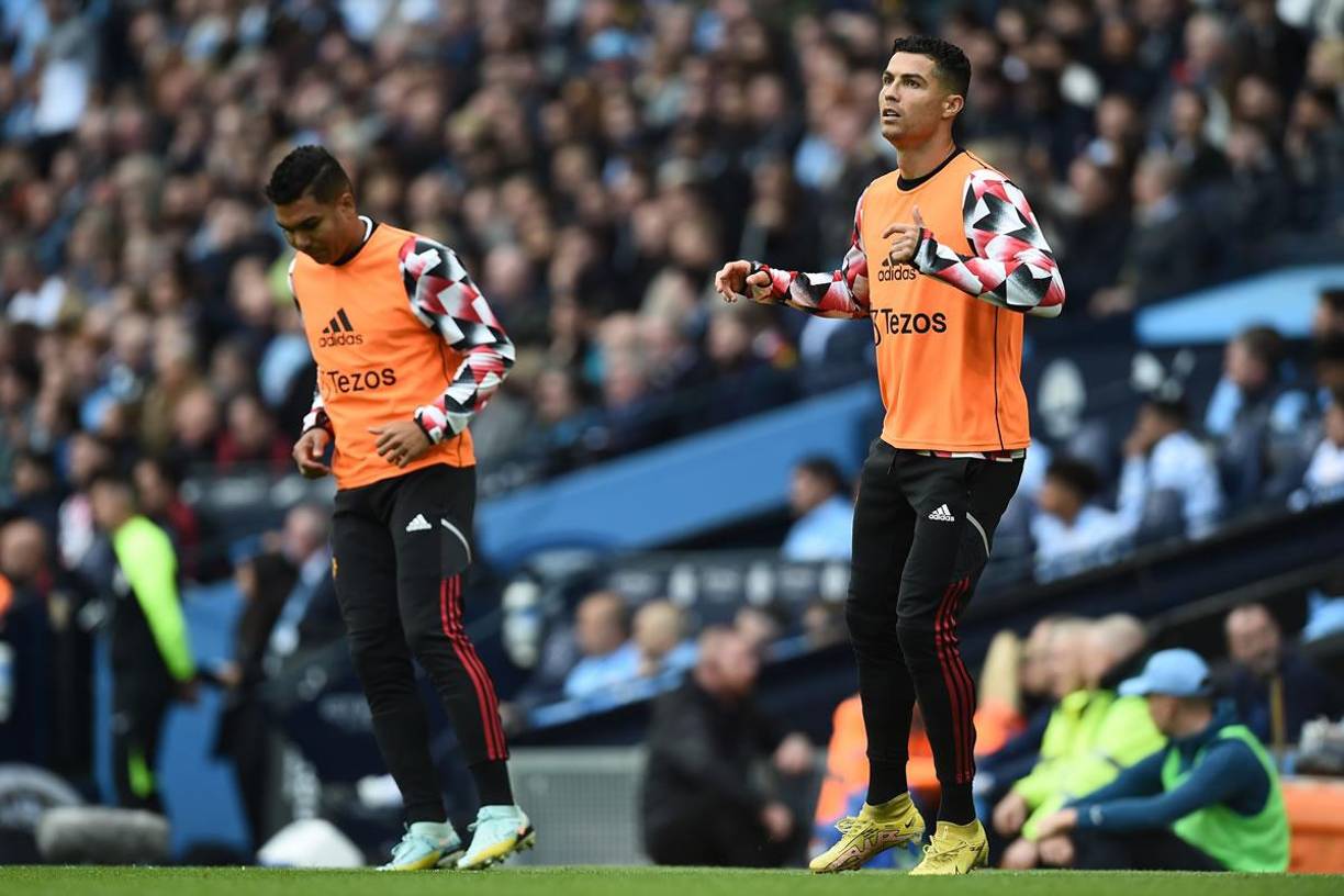 Cristiano Ronaldo y Casemiro durante el calentamiento previo al partido en el Etihad Stadium.