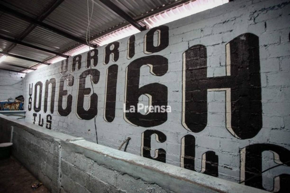 Los grafitis establecen el dominio de uno u otro grupo, al igual en muchas calles y barrios de Honduras.