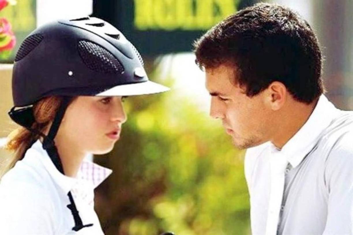 La pareja comparte su pasión por los deportes ecuestres.