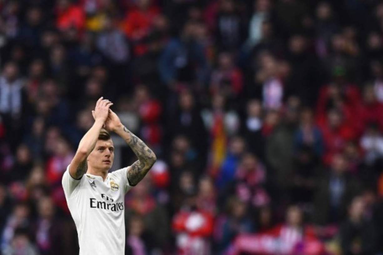 GRAF9253. MADRID, 05/03/2019.- El centrocampista del Ajax, Hakim Ziyech (2d) celebra el gol que ha marcado ante el Real Madrid, el primero del equipo, en el partido de vuelta de octavos de final de la Liga de Campeones que se disputa esta noche en el estadio Santiago Bernabéu. EFE/ Rodrigo Jiménez