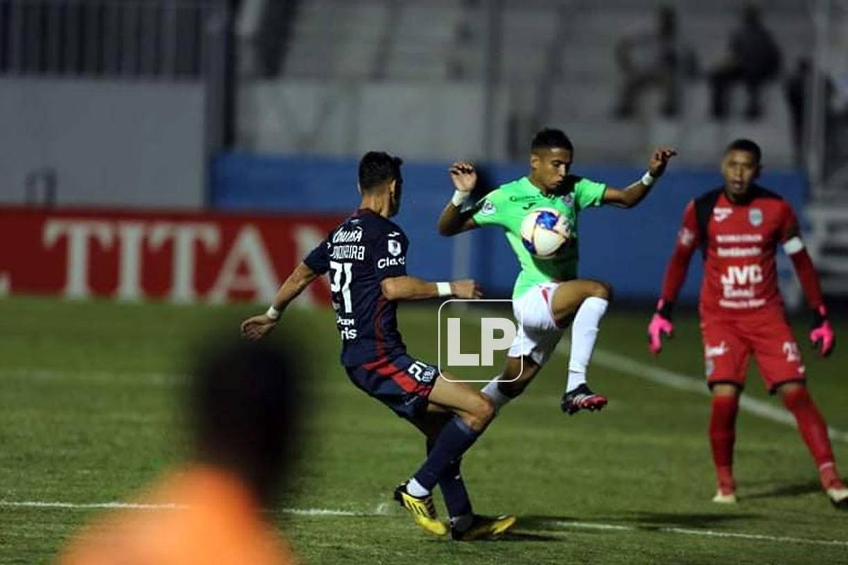 La acción en la que el balón dio en la mano de José Aguilera y el árbitro pitó penal para el Motagua.