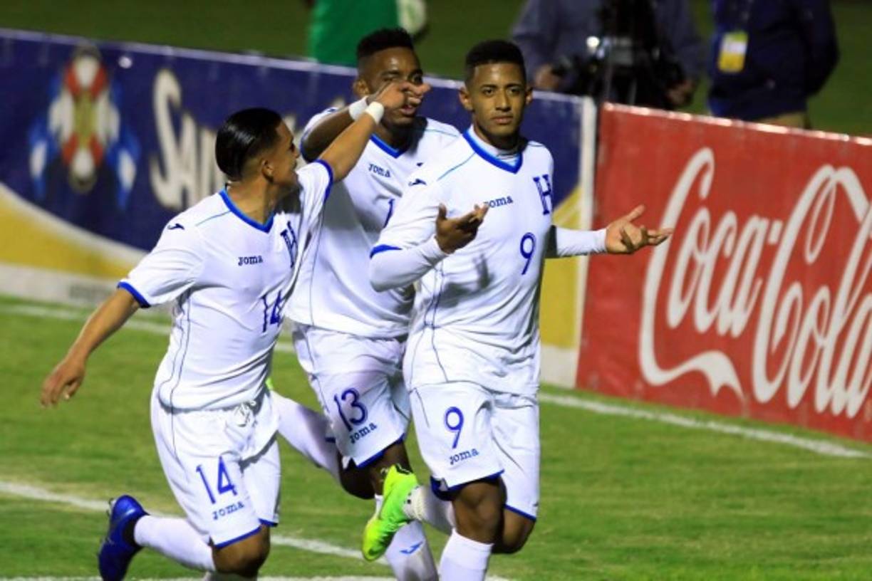 Michaell Chirinos y Bryan Róchez se unieron a la celebración del 'Choco' Lozano.