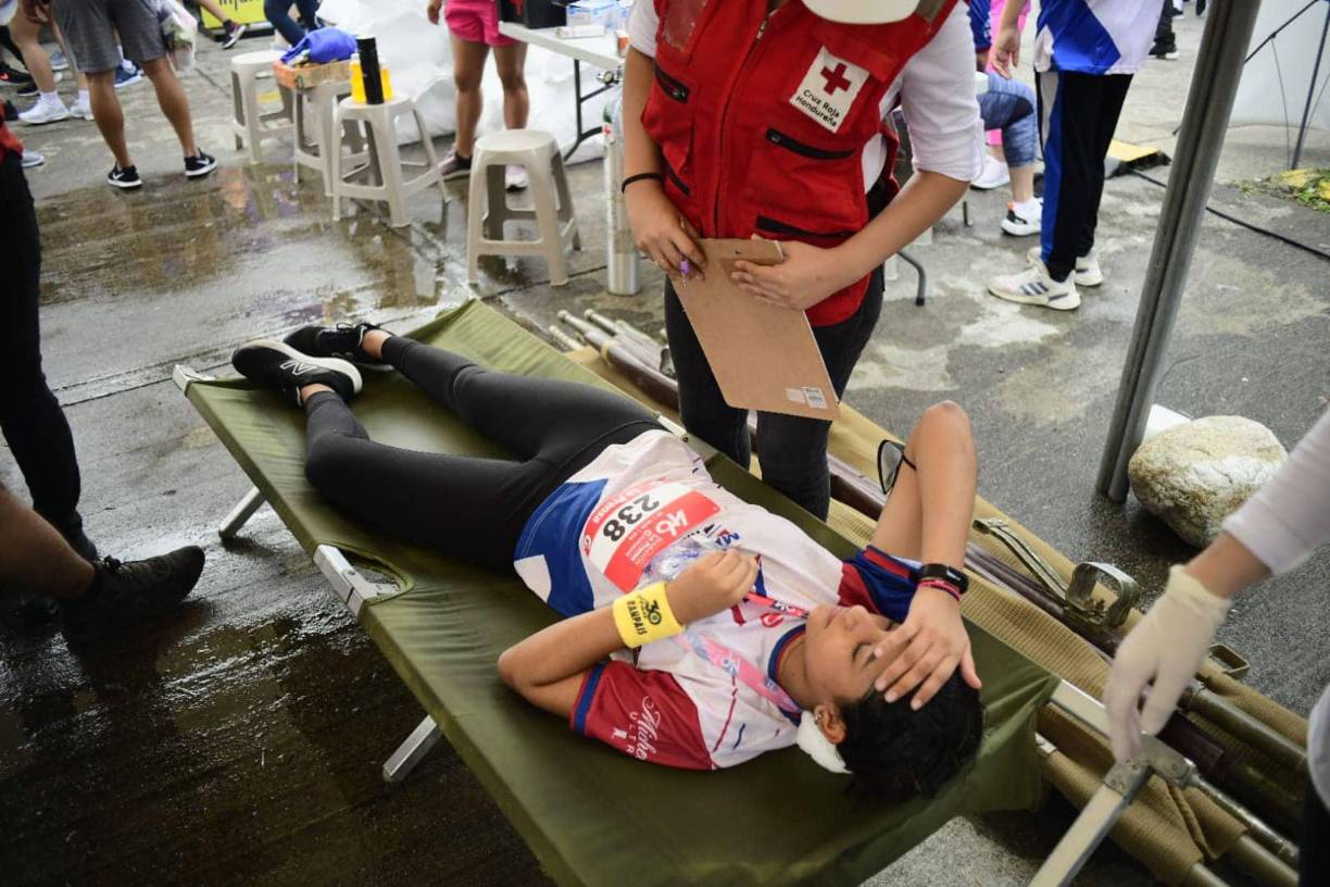 Esta bella competidora fue atendida por miembros de la Cruz Roja. ¡Es una campeona!