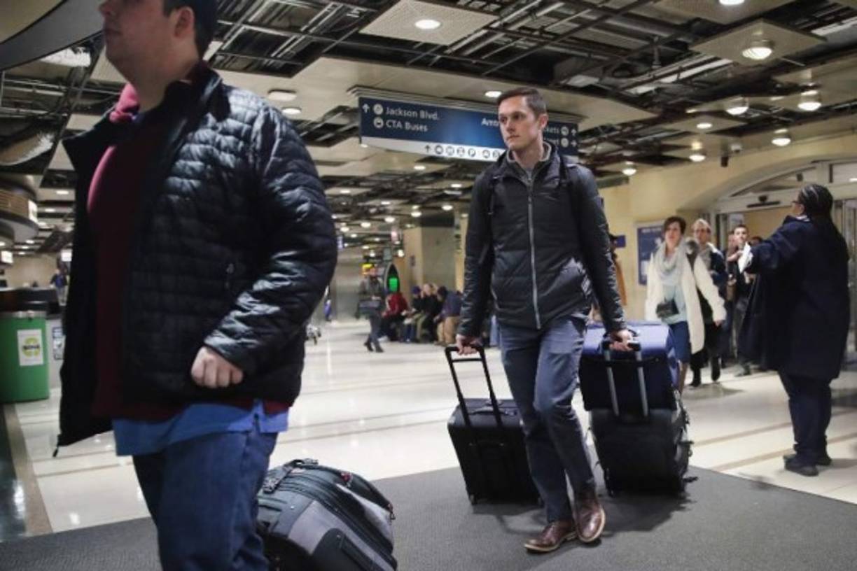 Según American Airlines, una cifra récord de 30,6 millones de pasajeros viajarán por avión para este Día de Acción de Gracias, en comparación con los 29 millones de pasajeros estimados hace un año.