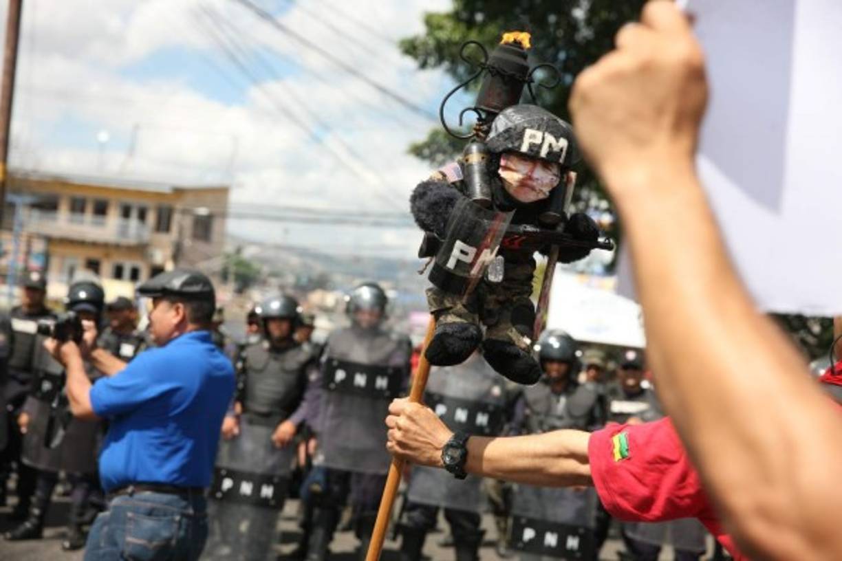Los manifestantes de Libre vistieron al presidente Hernández como un miembro de la Policía Militar.