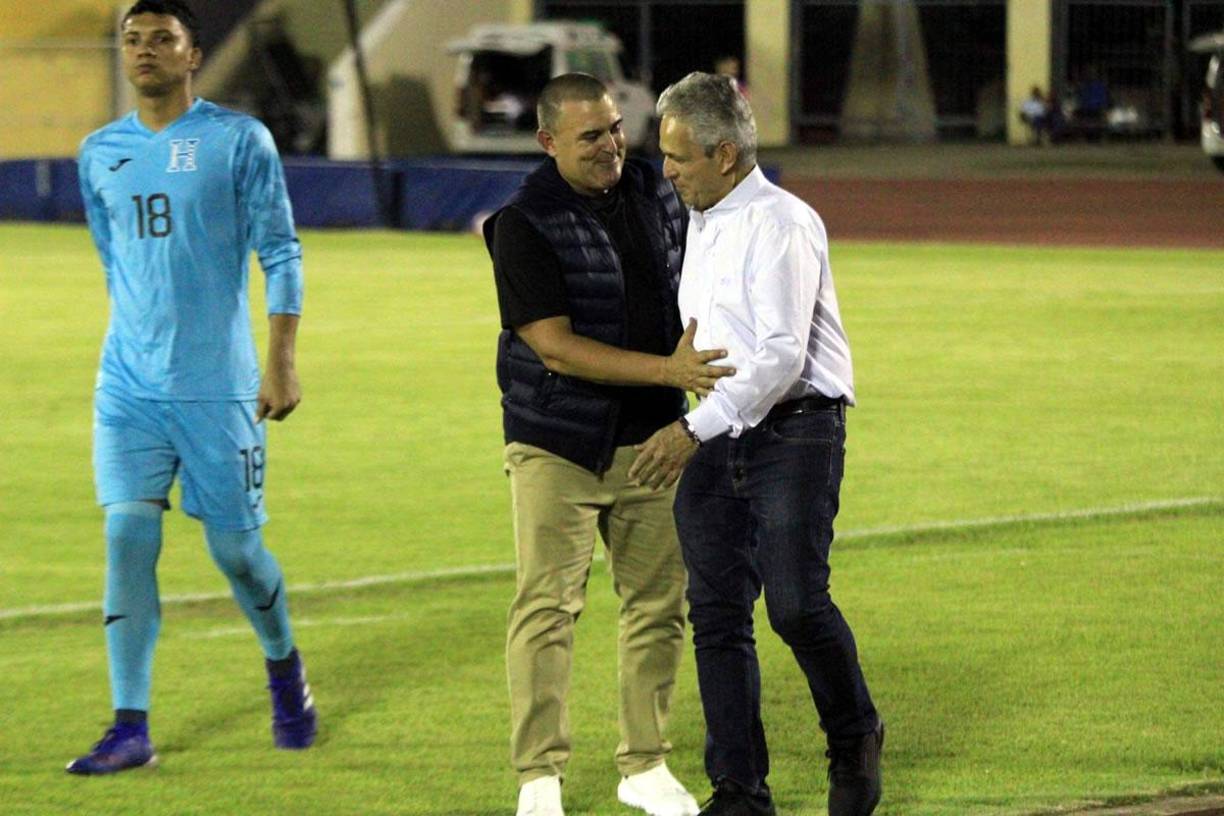 Reinaldo Rueda saludando al entrenador de Cuba, Yunielys Castillo, antes del inicio del partido.
