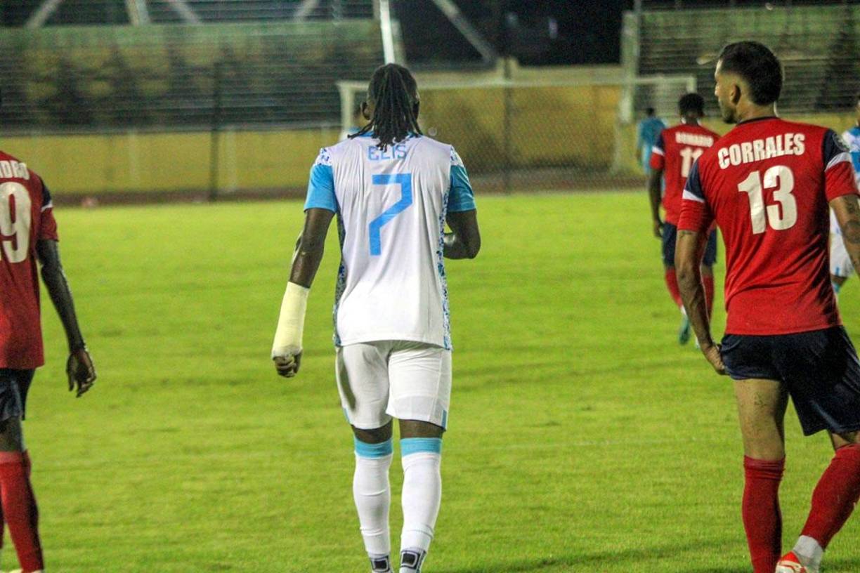 Alberth Elis volvió a la Selección de Honduras tras la fractura que sufrió en el brazo izquierdo. El delantero jugó con un vendaje.