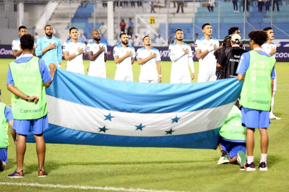 Los jugadores de la Selección de Honduras cantando el himno nacional en los actos protocolares previo al inicio del juego.