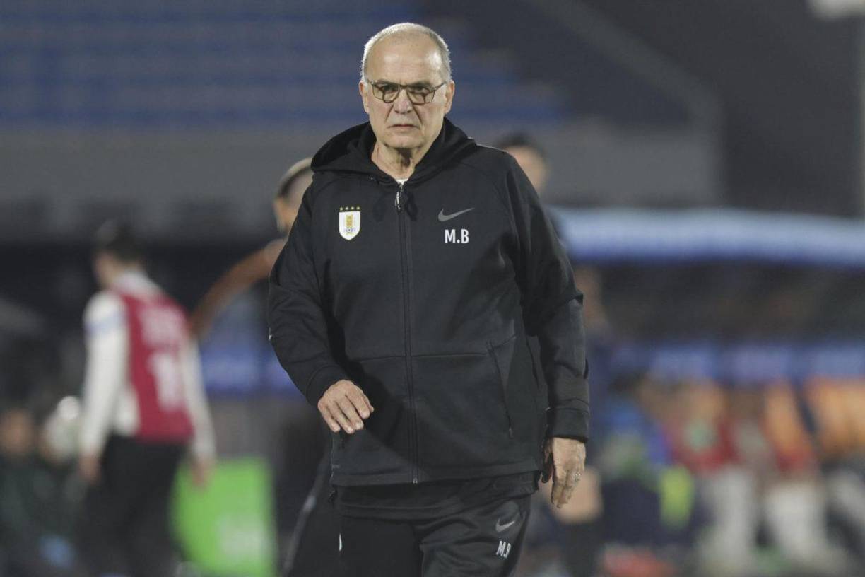 Marcelo Bielsa - El argentino, entrenador de la Selección de Uruguay, recibe 4 millones de dólares al año.