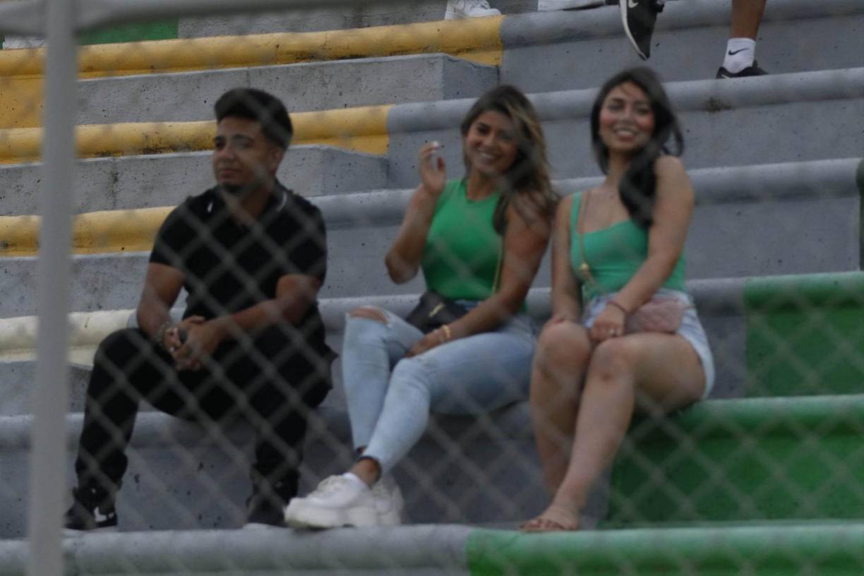La bella olanchana Yensy Selenia Bonilla (derecha) llegó a Comayagua procedente de Estados Unidos. Ella es la novia del legionario hondureño Joseph Rosales.