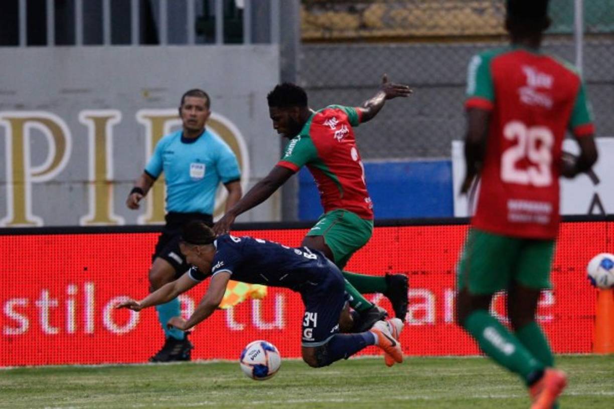 El clásico de las 'M' estuvo lleno de mucho roce por lo que se dieron muchas faltas.