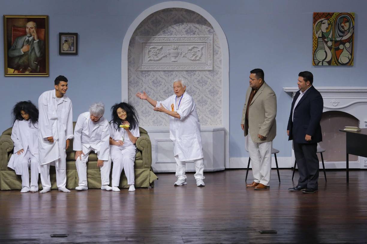 La función se realizará todos los jueves, viernes y sábado a las 8:00 pm, mientras los domingos comienza a las 5:00 de la tarde. El valor del boleto es L200, y los días jueves habrá promoción 2x1. 