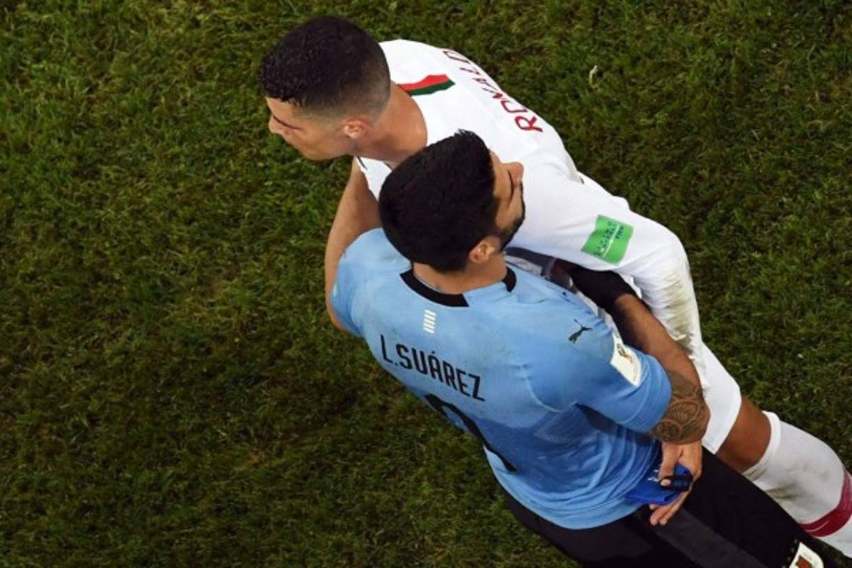 El uruguayo Luis Suárez del FC Barcelona dejó a un lado la rivalidad y fue a consolar a Cristiano Ronaldo tras el pitazo final.