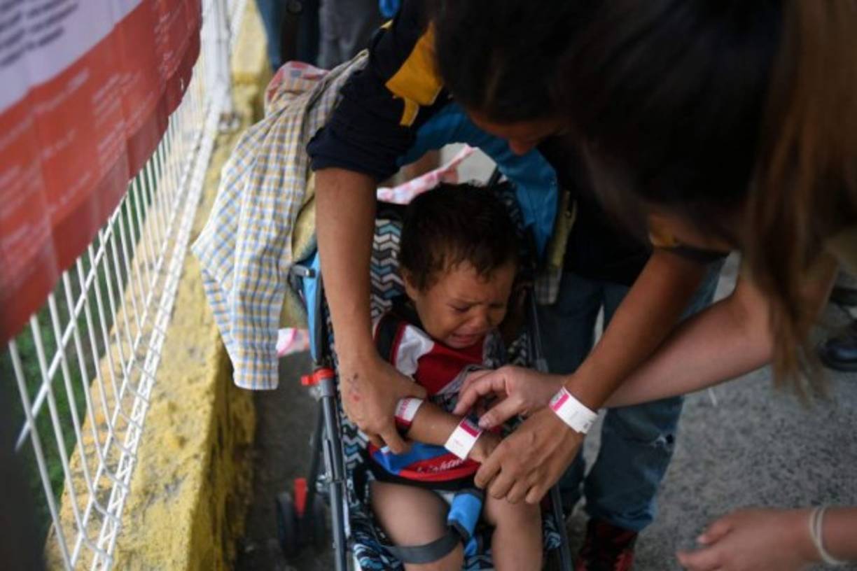 Quiero cumplir 'un sueño americano y realmente lo necesito porque mi actual pareja me maltrataba demasiado, y necesito la ayuda y ando con mi hija', apuntó Martha, una hondureña que viaja con su pequeña hija.